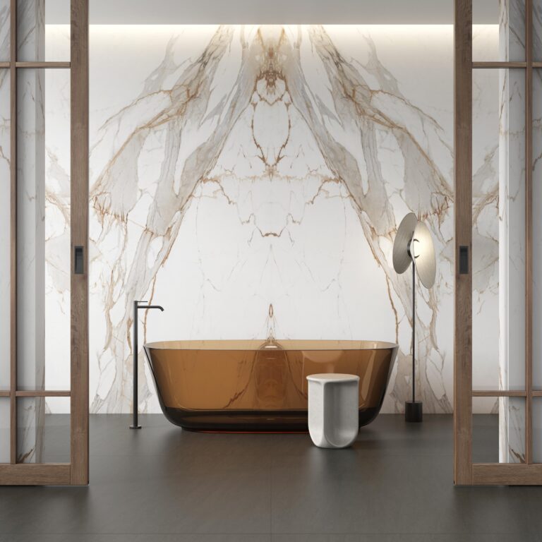 Baño con revestimiento de piedra sinterizada