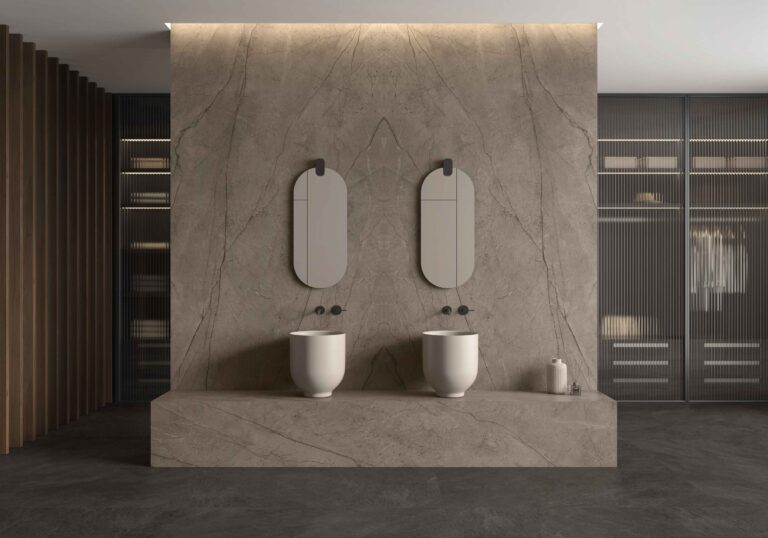 Baño con revestimiento de piedra sinterizada