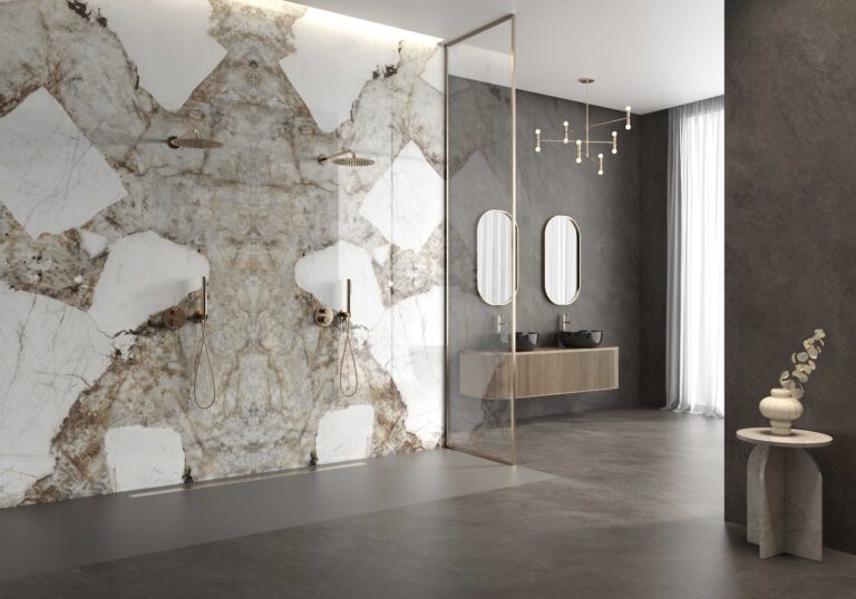 Baño con revestimiento de piedra sinterizada