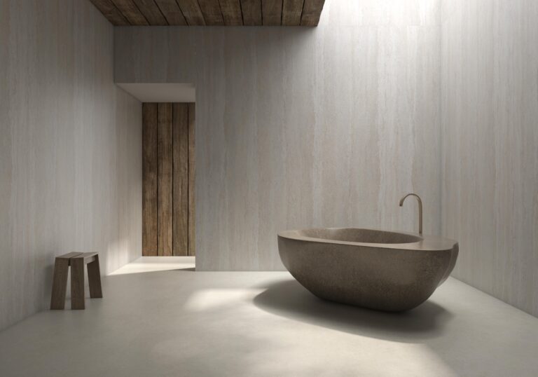 Baño revestido con placa sinterizada