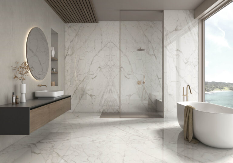 Baño con revestimiento de piedra sinterizada