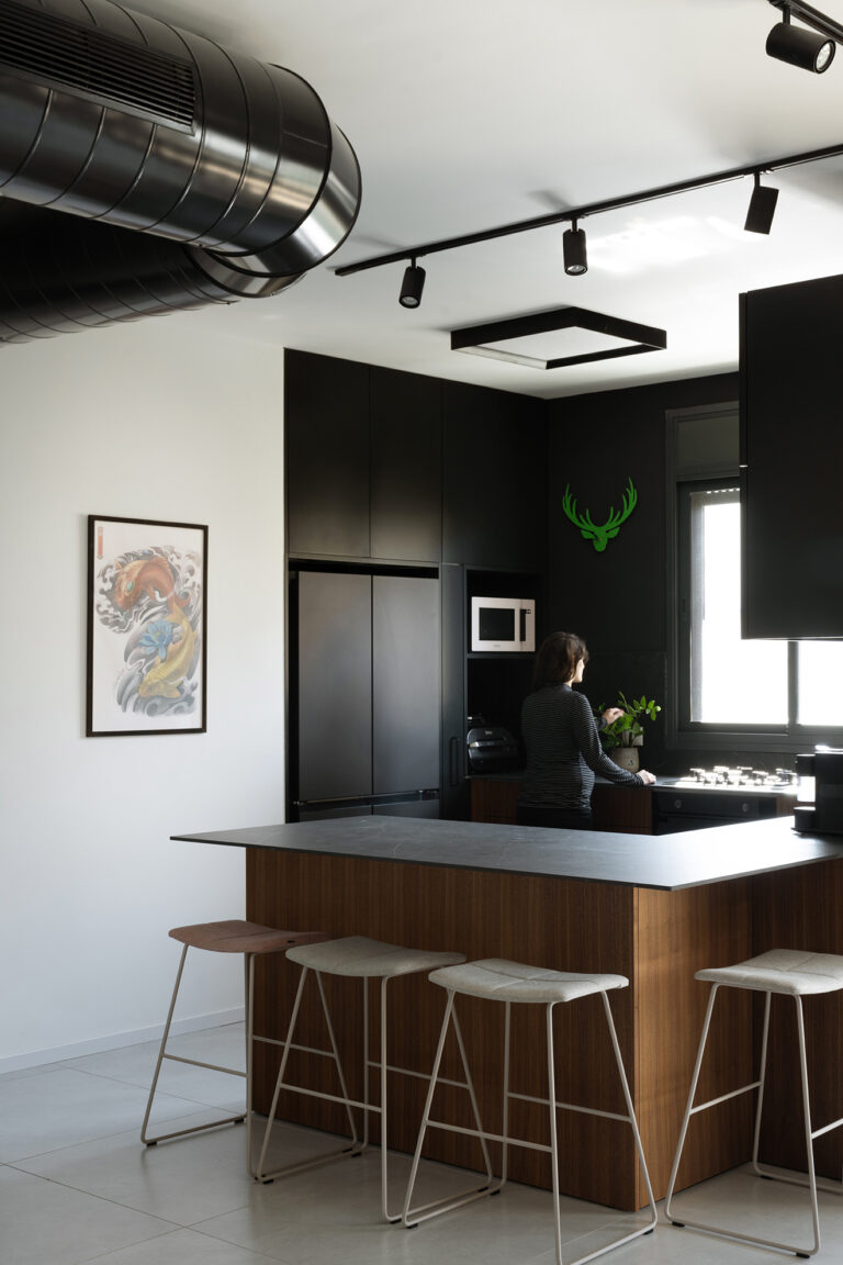 proyecto de cocina tono oscuro