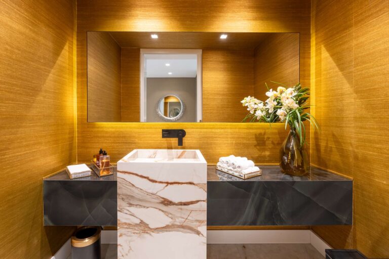 Baño social-Lavamanos Gramarston® Calacatta Macchia Vecchia-Mesón Gramarston® Onyx Black-07