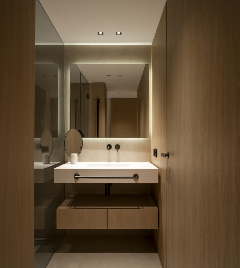 baño con piedra sinterizada