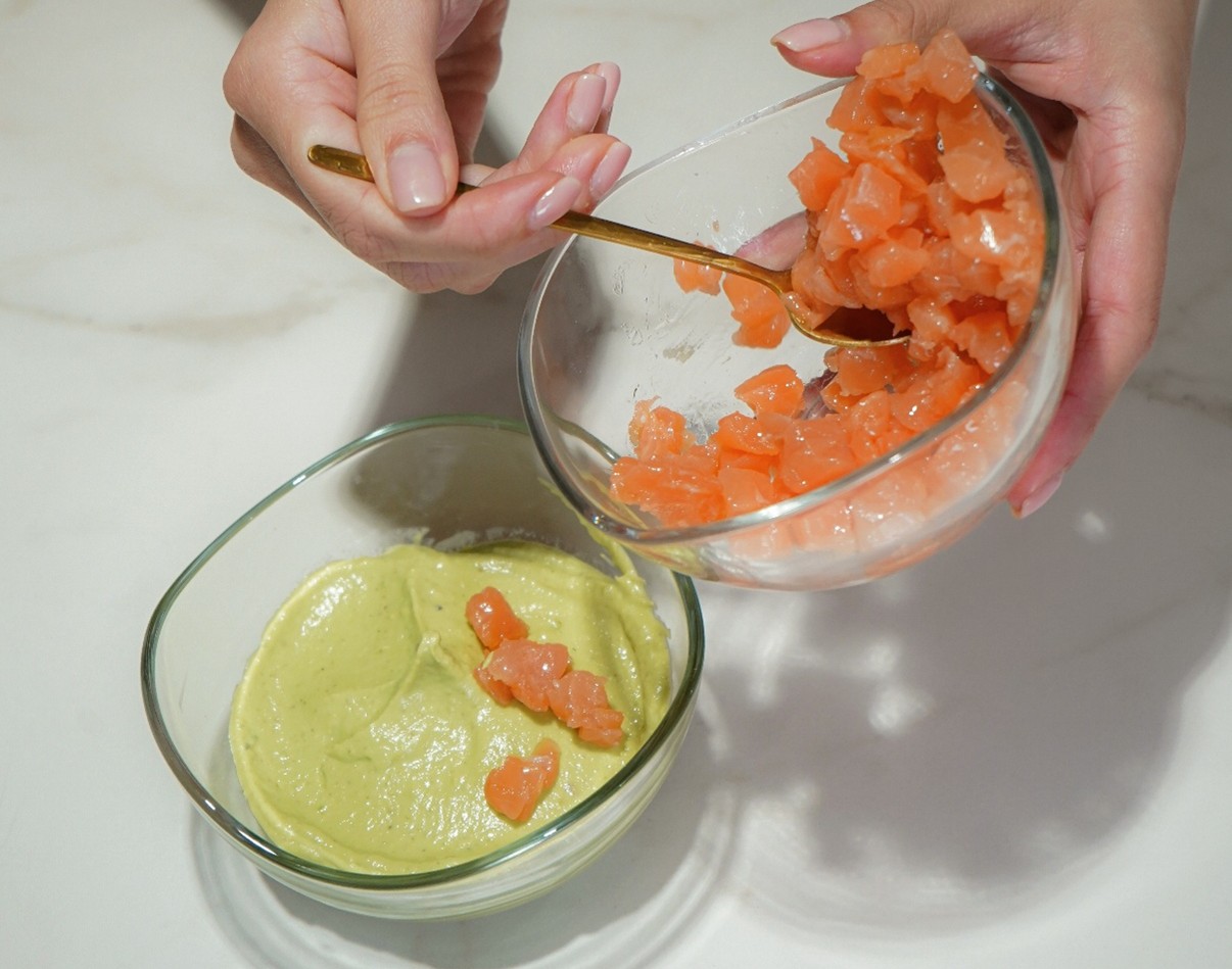 mousse de aguacate con salmón en preparación