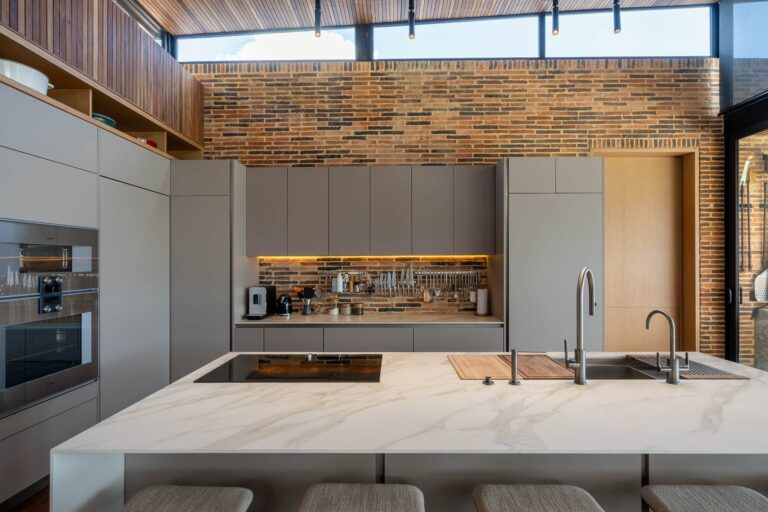 Cocina principal-Modula Line-Mesón, salpicadero e isla-Gramarston® Ducal Gold-01-gramar