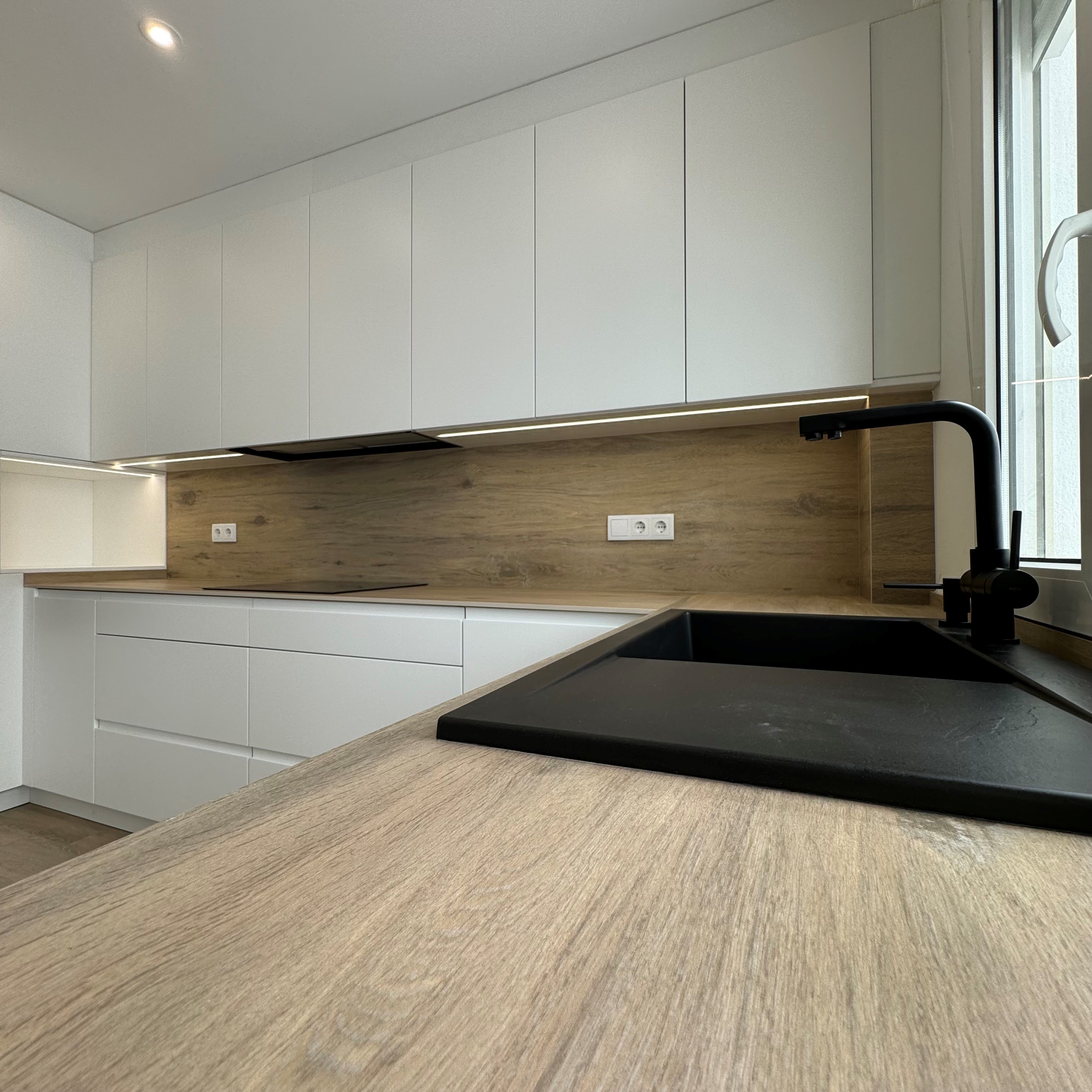 cocina efecto madera de piedra sinterizada