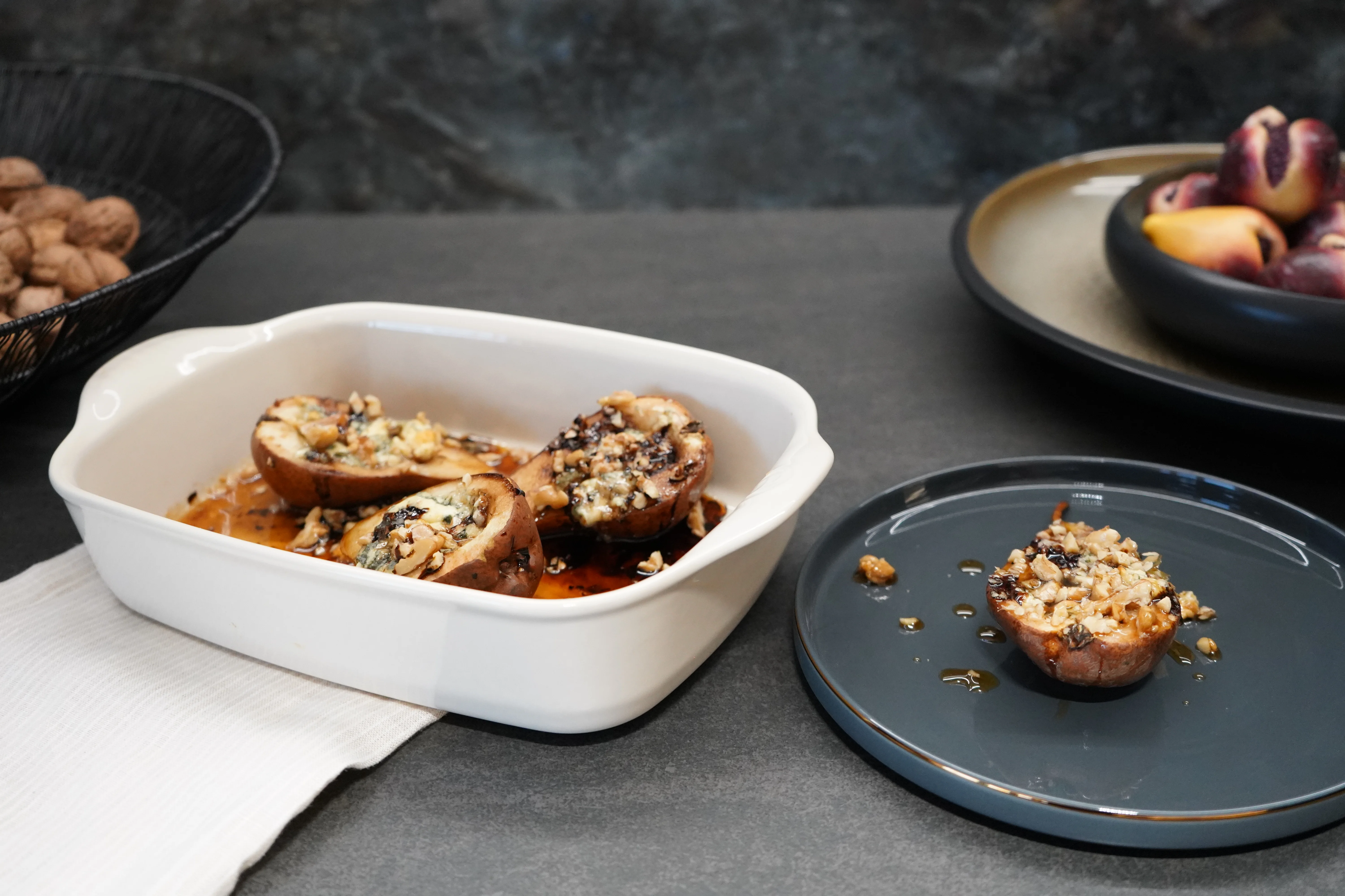 Peras al horno en encimera de piedra sinterizada