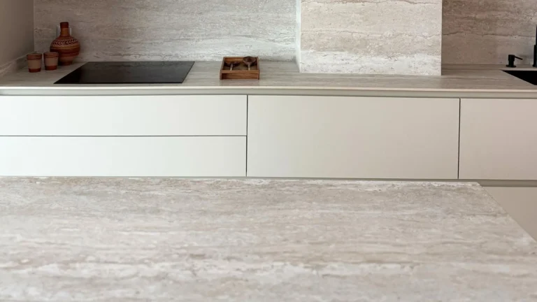 Encimrea e isla revestida con Tivoli White, modelo travertino de Ascale